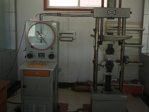 Hydraulic universal testing machine